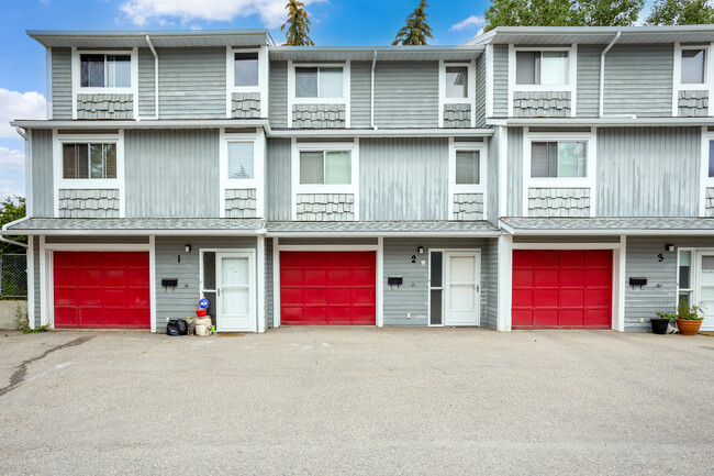 6630 Bowwood Dr NW in Calgary, AB - Building Photo - Building Photo