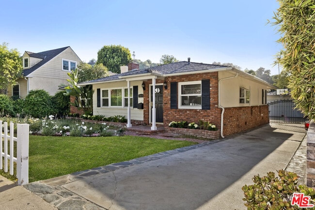 4219 Saugus Ave in Los Angeles, CA - Building Photo - Building Photo