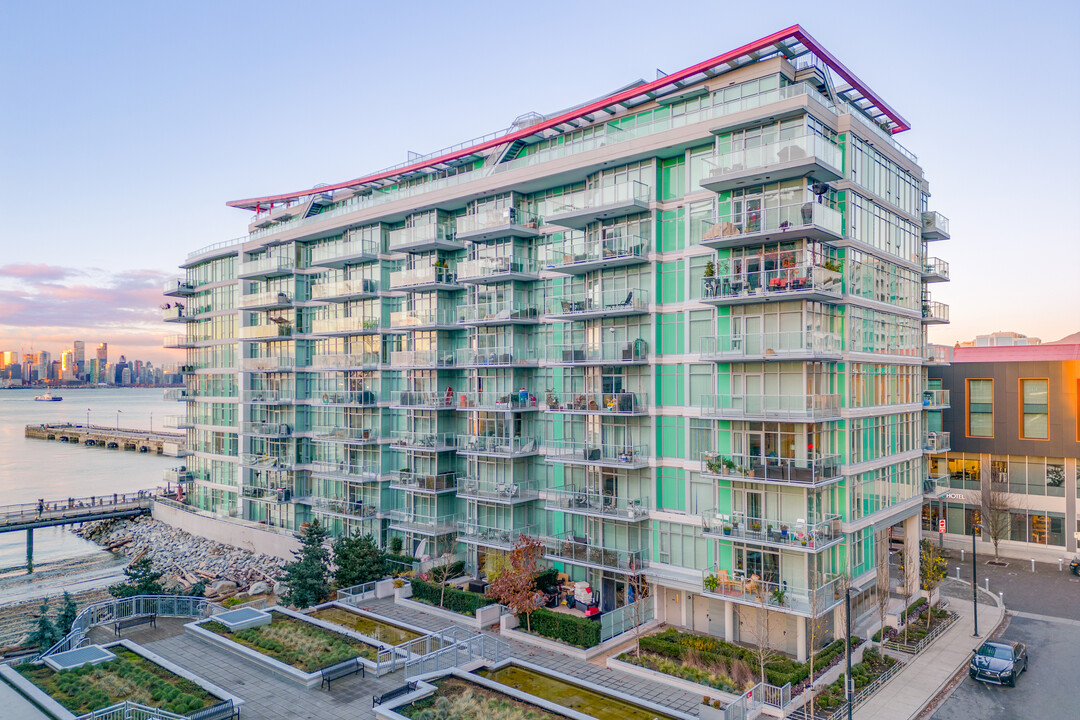 Cascade at the Pier in North Vancouver, BC - Building Photo