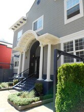 Recherche Apartments in Seattle, WA - Foto de edificio - Building Photo