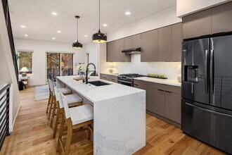 9709 Roosevelt Way NE in Seattle, WA - Building Photo - Building Photo