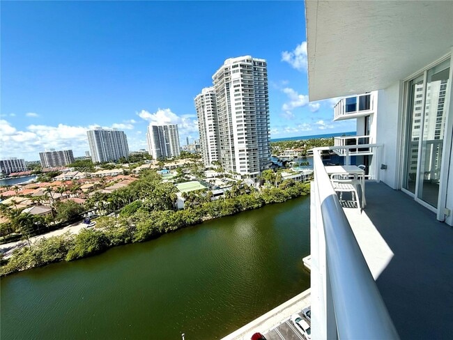 20505 E Country Club Dr in Aventura, FL - Foto de edificio - Building Photo