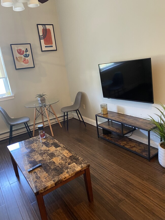 240 Heath St, Unit 304 in Boston, MA - Building Photo - Building Photo