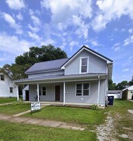 104 Sycamore St in La Porte City, IA - Building Photo