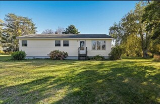 21 Knox Bros Ave in Searsport, ME - Building Photo