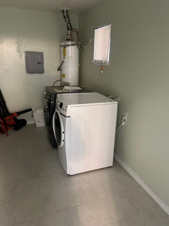 2412 Vera Cruz Dr-Unit -#3 in Modesto, CA - Building Photo - Building Photo