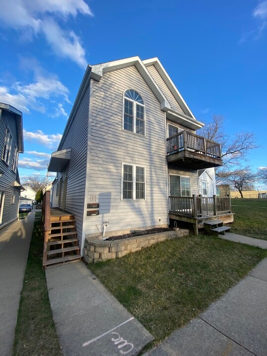 304 S 76th St, Unit 304 Lower in Milwaukee, WI - Building Photo