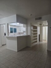 1341 W Avenue J4, Unit 102 in Lancaster, CA - Foto de edificio - Building Photo