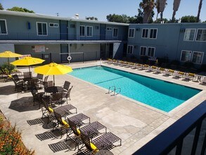 Villa Park in Van Nuys, CA - Foto de edificio - Building Photo