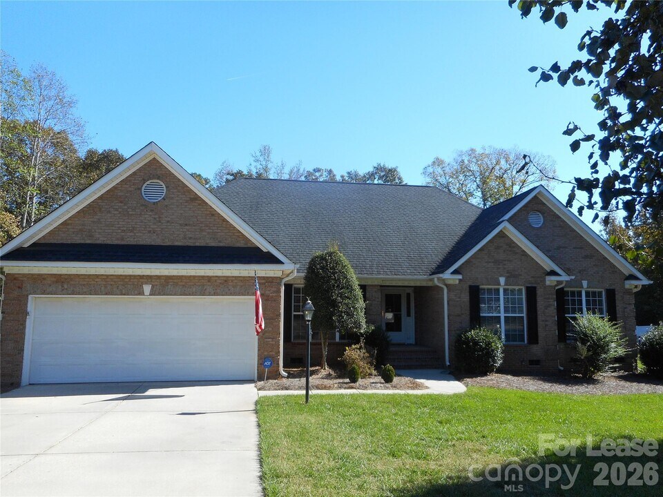 8016 Stevens Mill Rd in Matthews, NC - Building Photo