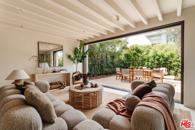 744 Amoroso Pl in Los Angeles, CA - Building Photo - Building Photo