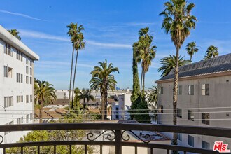 132 S Maple Dr in Beverly Hills, CA - Building Photo - Building Photo