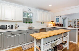 98 Thomas Ave in East Hampton, NY - Building Photo - Building Photo