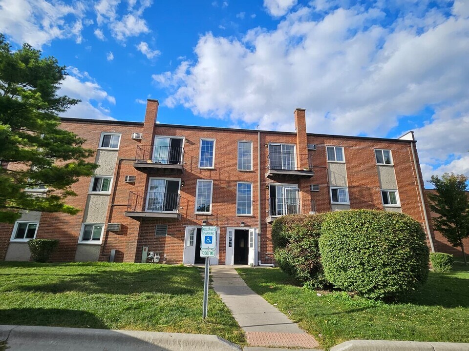 125 W Elk Trail in Carol Stream, IL - Building Photo