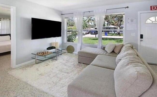 3030 SW 22nd St in Fort Lauderdale, FL - Building Photo - Building Photo