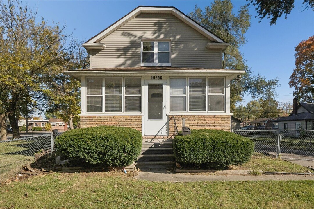 19206 Centralia in Redford Township, MI - Building Photo