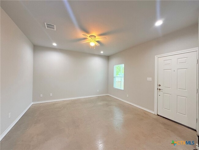 607 E Martindale St in Seguin, TX - Building Photo - Building Photo