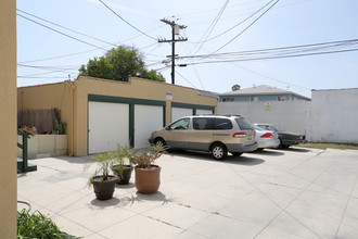 1357 S Cloverdale Ave in Los Angeles, CA - Building Photo - Building Photo