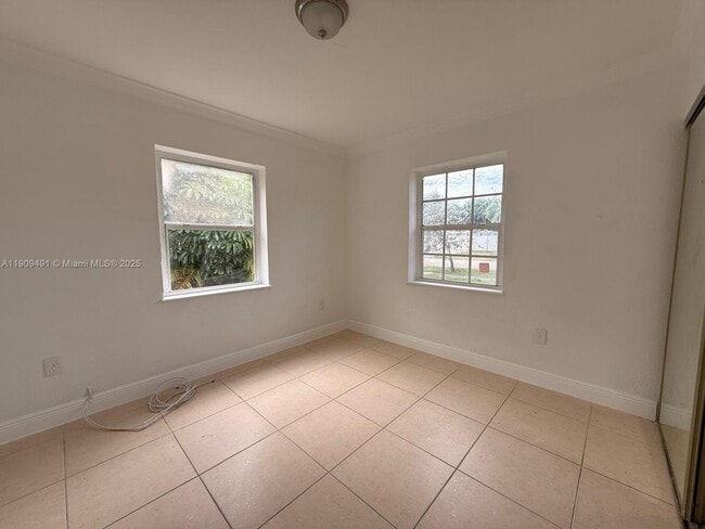 9 Miami Gardens Rd in West Park, FL - Foto de edificio - Building Photo