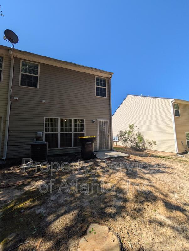 5060 Lincoln Dr in Fairburn, GA - Building Photo - Building Photo