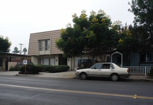 Voltaire Villas in San Diego, CA - Building Photo