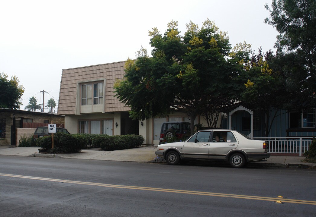 Voltaire Villas in San Diego, CA - Building Photo