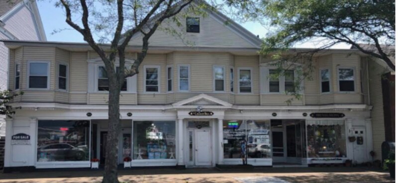 215 Main St in Hyannis, MA - Foto de edificio