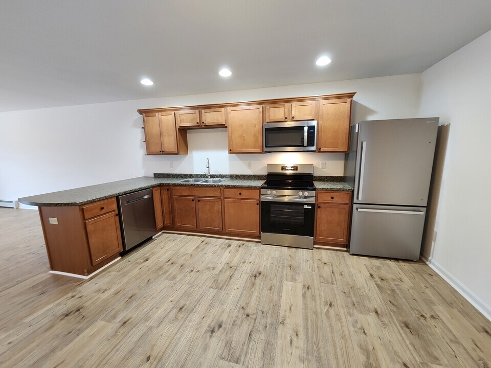 112 Meadow Ridge Dr in Hermon, ME - Building Photo