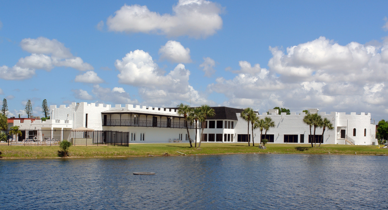 Castle Gardens in Fort Lauderdale, FL - Building Photo