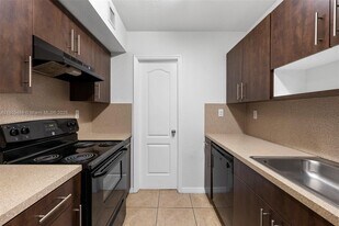 13 S Royal Poinciana Blvd in Miami Springs, FL - Building Photo