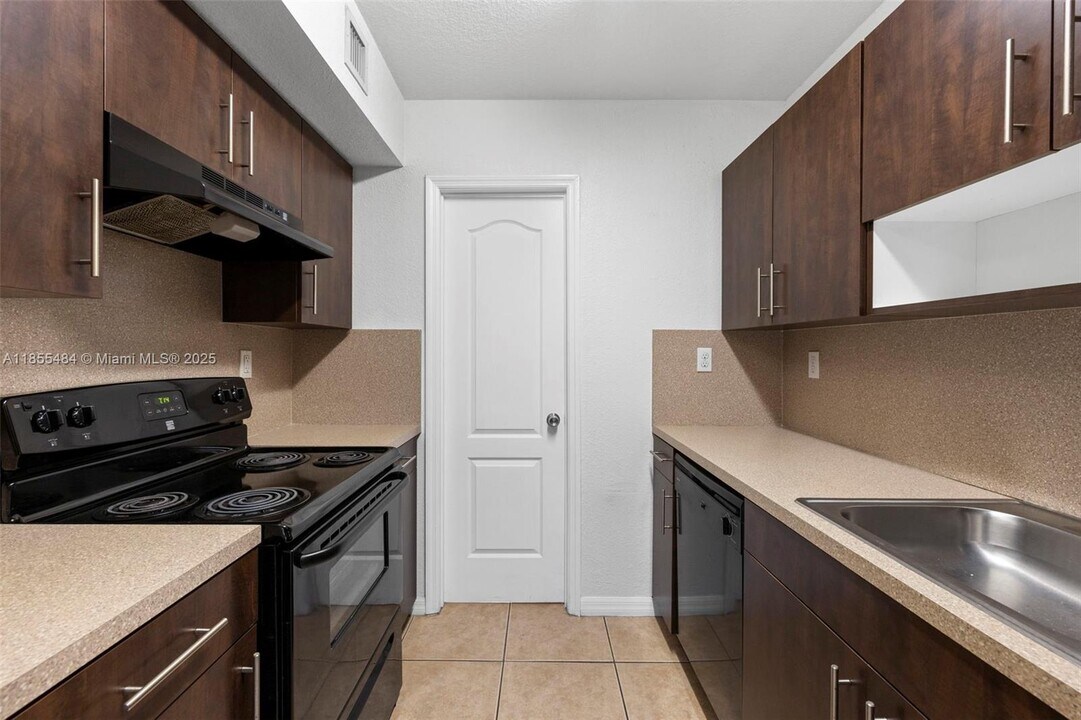 13 S Royal Poinciana Blvd in Miami Springs, FL - Building Photo