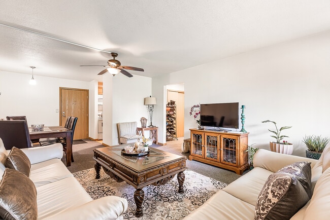 Hickman Hill Apartments HEAT & WATER INCLUDED in Clive, IA - Building Photo - Building Photo