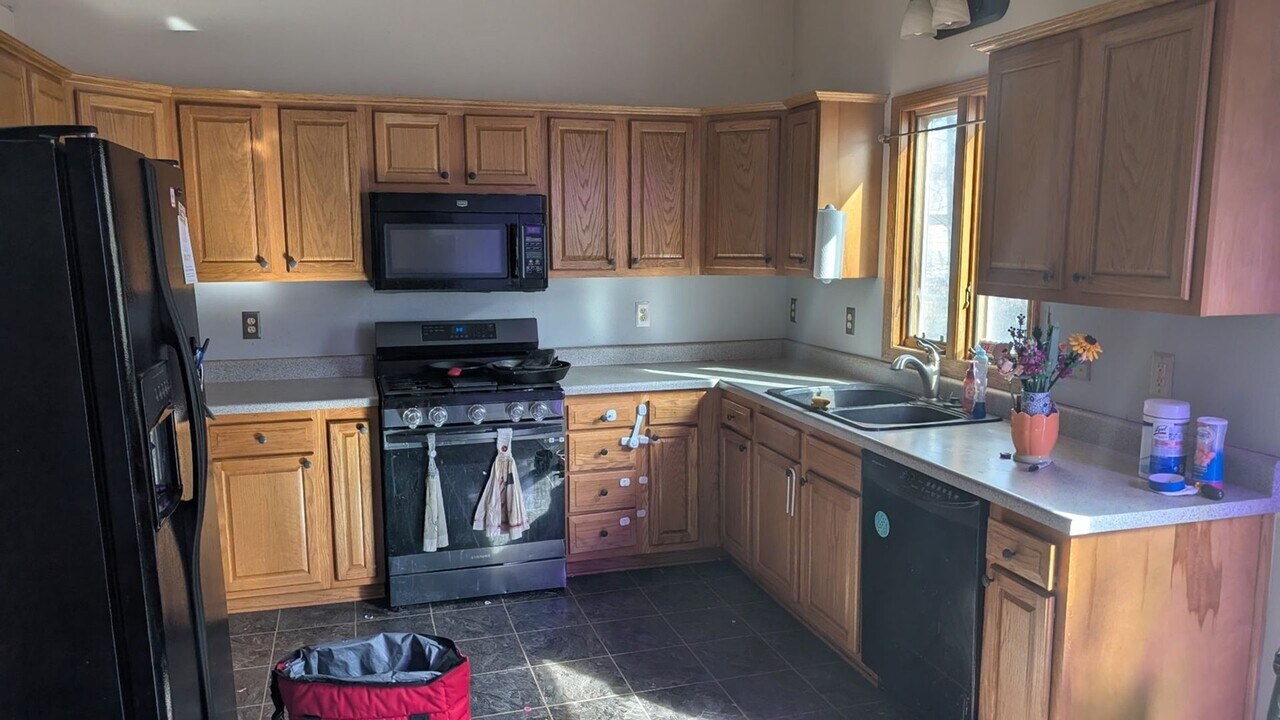 4043 Dubuque Ave in Des Moines, IA - Building Photo