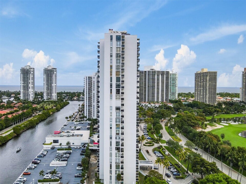 3625 N Country Club Dr, Unit 1604 in Aventura, FL - Building Photo