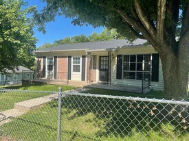 24 N Lewis St in Lexington, VA - Building Photo