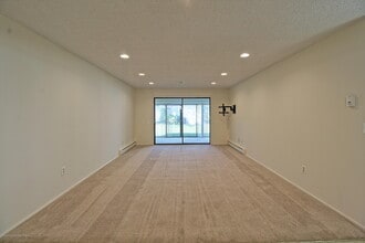 137B Cistus Plaza in Monroe Township, NJ - Building Photo - Building Photo