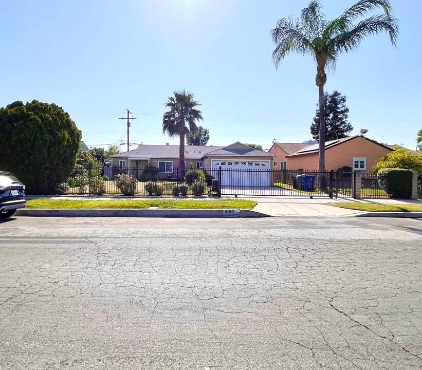 8157 Yarmouth Ave in Reseda, CA - Building Photo