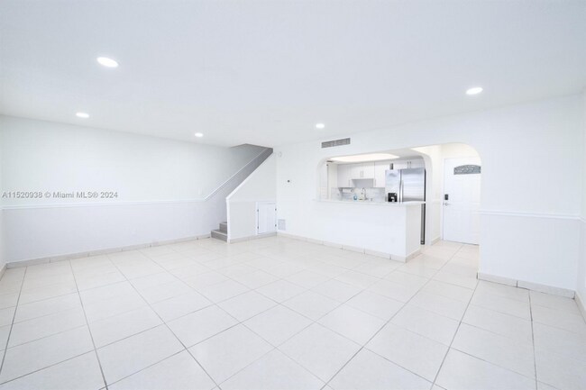 1350 W 53rd St-Unit -20 in Hialeah, FL - Building Photo - Building Photo