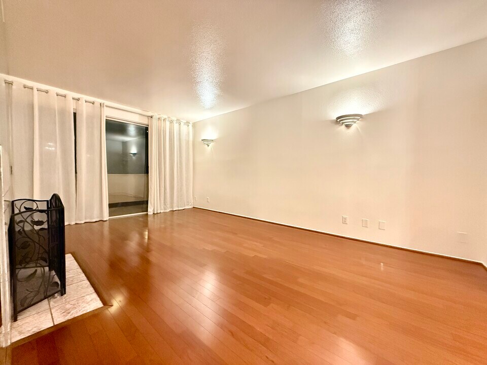 14647 Dickens St in Los Angeles, CA - Building Photo