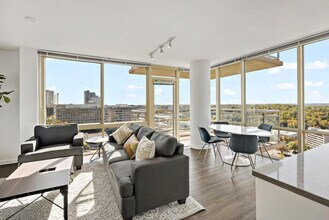 1751 Pinnacle Dr, Unit SI ID1395422P in Tysons, VA - Foto de edificio - Building Photo