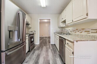 8078 Woodlake Dr in Riverdale, GA - Foto de edificio - Building Photo