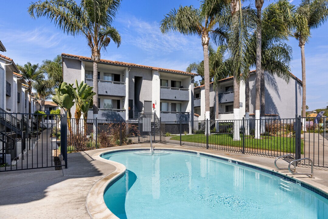 Mar at Cottonwood in San Diego, CA - Foto de edificio