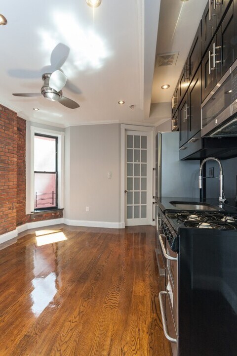 3 W 103rd St in New York, NY - Building Photo