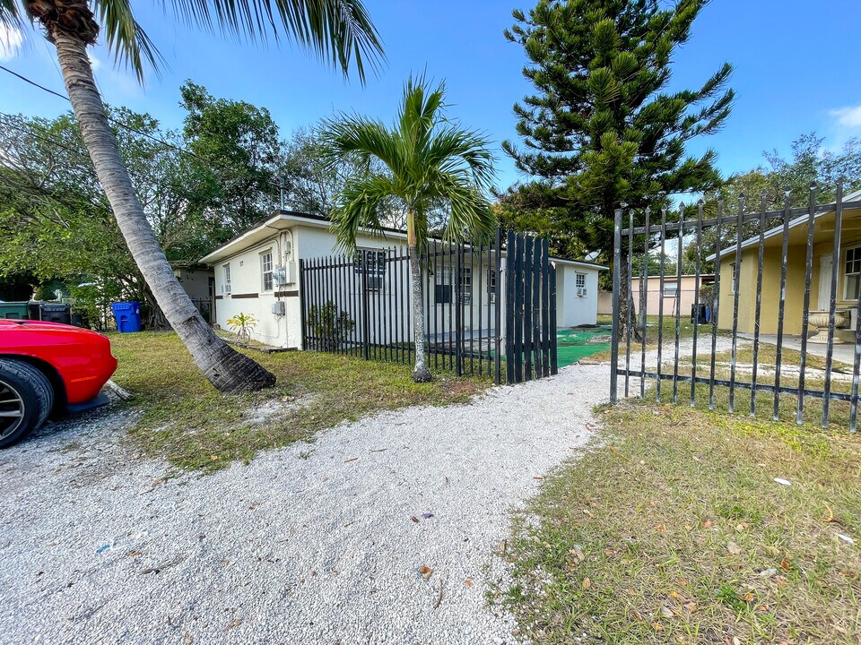 1717 NW 8th Pl, Unit 1 in Fort Lauderdale, FL - Foto de edificio