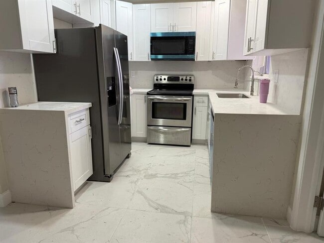 841 NW 39th St in Oakland Park, FL - Building Photo - Building Photo