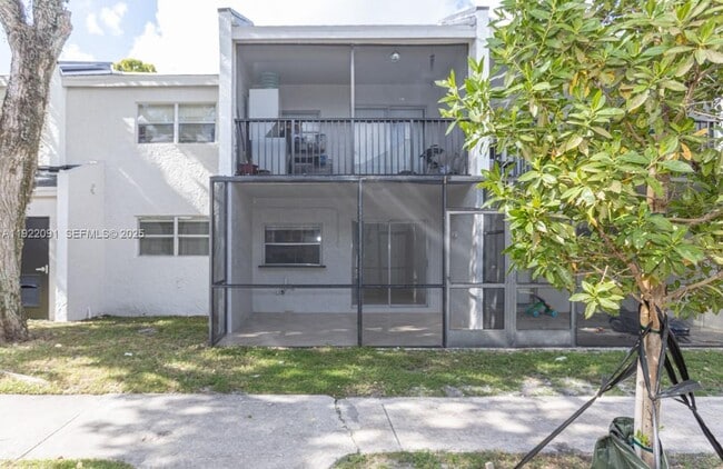 4415 Treehouse Ln in Tamarac, FL - Building Photo - Building Photo