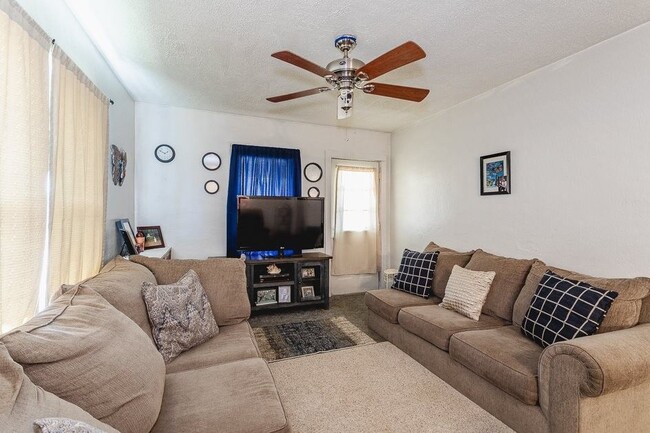 727 Bellevue Ave in Jackson, MI - Foto de edificio - Building Photo