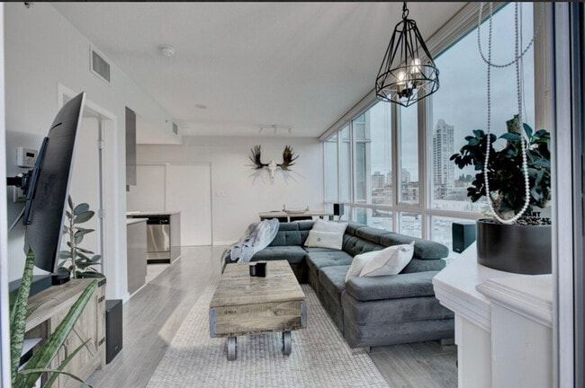 938 Howe St in Vancouver, BC - Building Photo - Building Photo