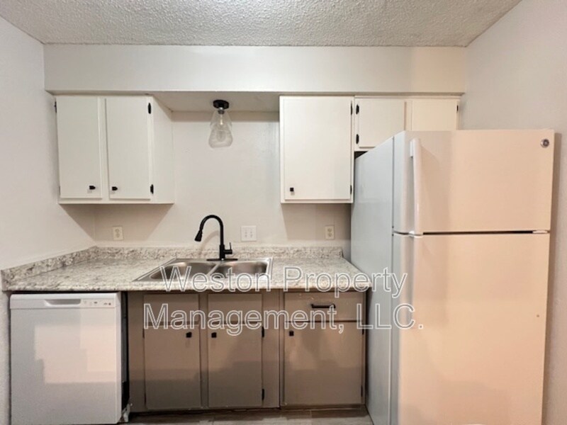 6032 Northwest Expy in Warr Acres, OK - Building Photo