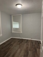 2120 Linwood Blvd in Kansas City, MO - Foto de edificio - Building Photo